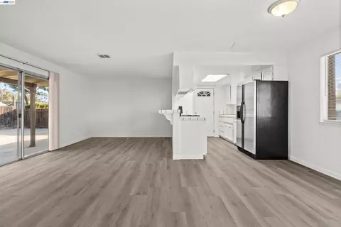 Living - 2709 Albion Way, Modesto, CA 95358 photo 4 of 7