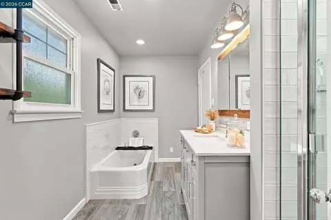 Bath - 4510 Haag Rd, Martinez, CA 94553 photo 3 of 4
