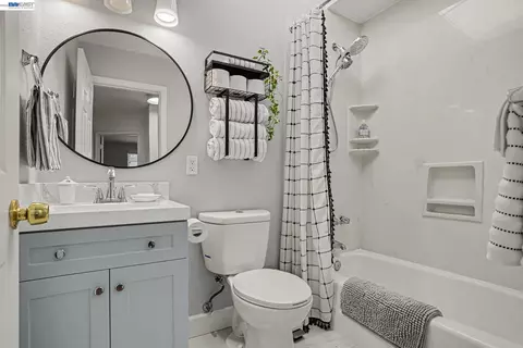 Bath - 1264 Pine St, Livermore, CA 94551 photo 2 of 2