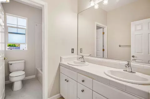 Bath - 2698 Jackson Ave, Tracy, CA 95377 photo 2 of 5
