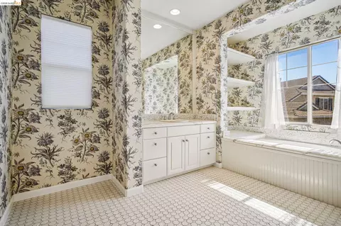 Bath - 2698 Jackson Ave, Tracy, CA 95377 photo 3 of 5
