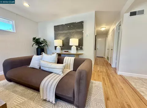 Entry Way - 926 Sassel Ave, Concord, CA 94518 photo 1 of 2