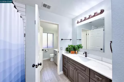 Bath - 123 Coventry, Hercules, CA 94547 photo 2 of 9