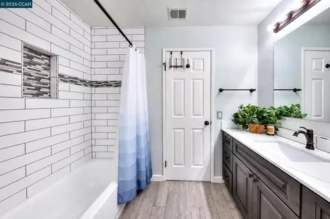Bath - 123 Coventry, Hercules, CA 94547 photo 7 of 9