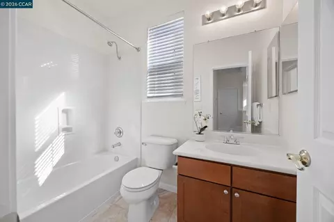 Bath - 570 Terrano Ct, Fairfield, CA 94534 photo 2 of 3