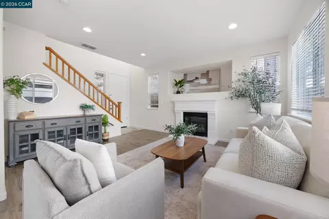 Living - 570 Terrano Ct, Fairfield, CA 94534 photo 2 of 2