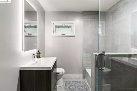 Bath - 464 E 14th St, San Leandro, CA 94577 photo 3 of 4