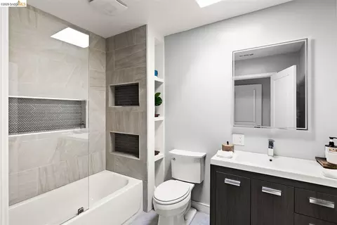 Bath - 464 E 14th St, San Leandro, CA 94577 photo 2 of 4