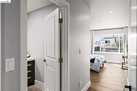 Entry Way - 464 E 14th St, San Leandro, CA 94577 photo 3 of 3