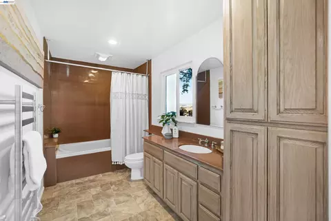 Bath - 26700 Fairview Ave, Hayward, CA 94542 photo 4 of 6