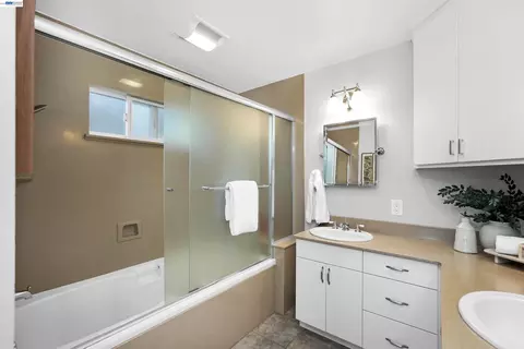 Bath - 26700 Fairview Ave, Hayward, CA 94542 photo 2 of 6