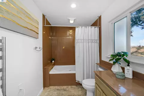 Bath - 26700 Fairview Ave, Hayward, CA 94542 photo 5 of 6