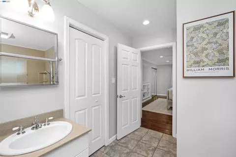 Bath - 26700 Fairview Ave, Hayward, CA 94542 photo 3 of 6