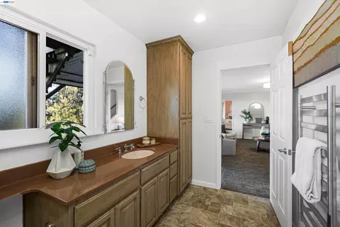 Bath - 26700 Fairview Ave, Hayward, CA 94542 photo 6 of 6