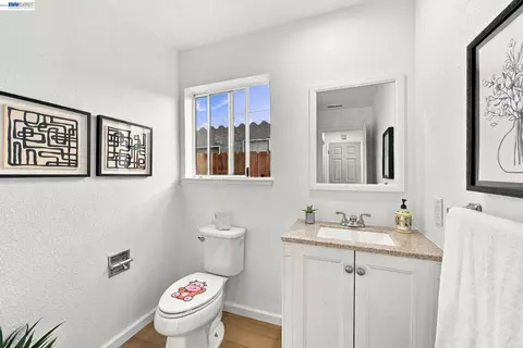 Bath - 32409 Seaside Dr, Union City, CA 94587 photo 1 of 6