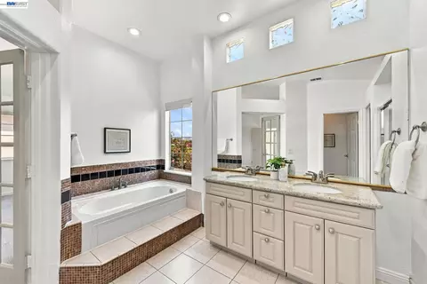 Bath - 32409 Seaside Dr, Union City, CA 94587 photo 3 of 6