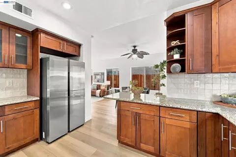 Kitchen - 32409 Seaside Dr, Union City, CA 94587 photo 4 of 5