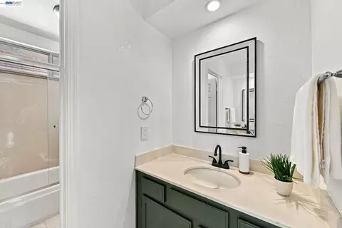 Bath - 32409 Seaside Dr, Union City, CA 94587 photo 6 of 6