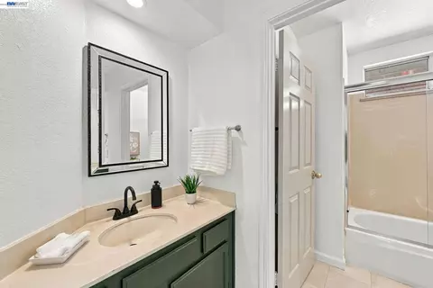 Bath - 32409 Seaside Dr, Union City, CA 94587 photo 5 of 6