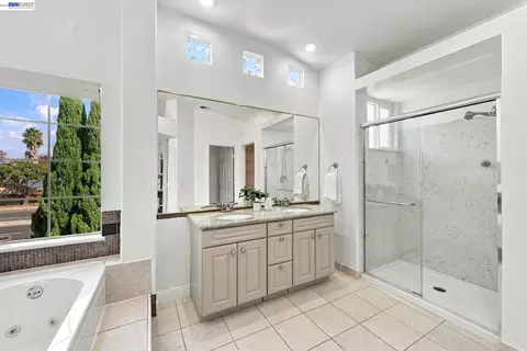 Bath - 32409 Seaside Dr, Union City, CA 94587 photo 2 of 6