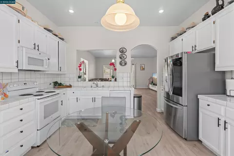Kitchen - 2408 Amber Elm, Modesto, CA 95355 photo 3 of 4