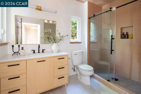 Bath - 1046 Amito Dr, Berkeley, CA 94705 photo 1 of 4