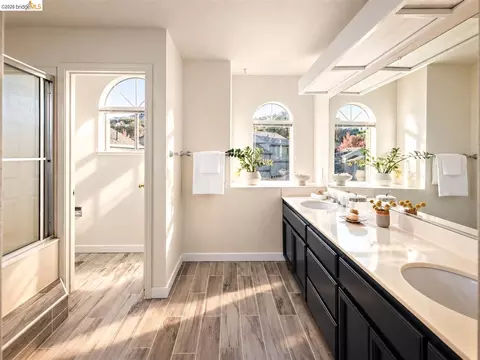 Bath - 104 Bridgeview Ct, Crockett, CA 94525 photo 2 of 4