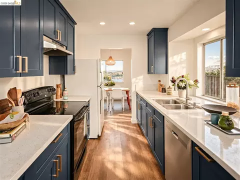 Kitchen - 104 Bridgeview Ct, Crockett, CA 94525 photo 2 of 4