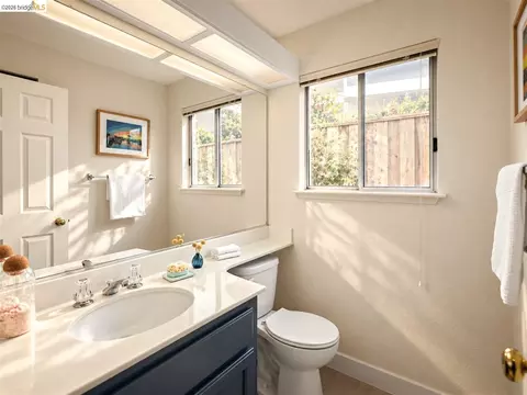 Bath - 104 Bridgeview Ct, Crockett, CA 94525 photo 1 of 4