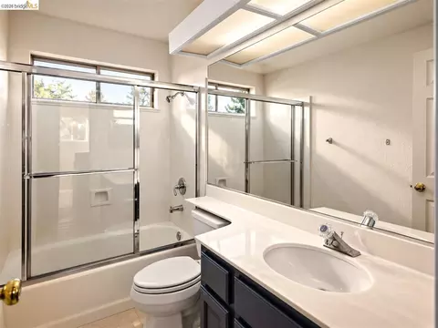 Bath - 104 Bridgeview Ct, Crockett, CA 94525 photo 4 of 4