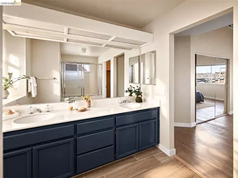 Bath - 104 Bridgeview Ct, Crockett, CA 94525 photo 3 of 4