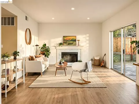 Living - 104 Bridgeview Ct, Crockett, CA 94525 photo 1 of 2