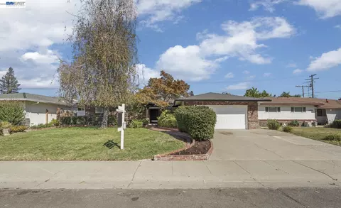1075 Lake Glen Way, Sacramento, CA 95822