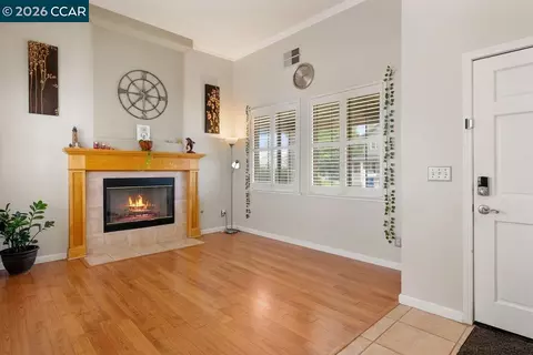 Living - 1615 Laurelbrook Dr, Tracy, CA 95377 photo 2 of 4