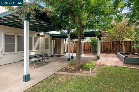 Exterior - 1615 Laurelbrook Dr, Tracy, CA 95377 photo 5 of 7