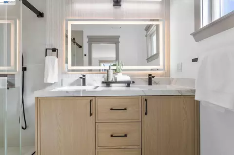 Bath - 4247 Gem Ave, Castro Valley, CA 94546 photo 2 of 10