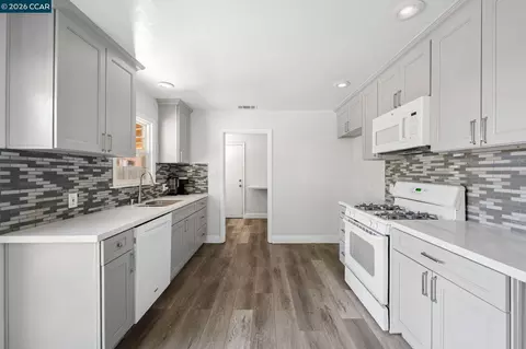 Kitchen - 111 Manor Dr, Bay Point, CA 94565 photo 2 of 4