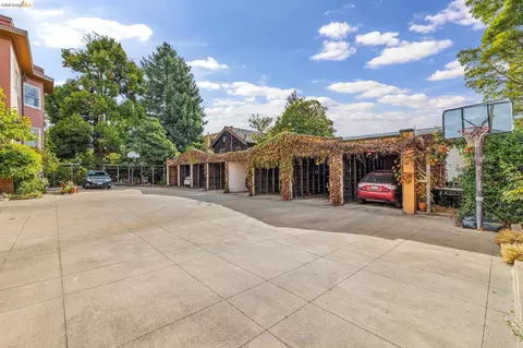 Exterior - 2632 Hillegass Ave #D, Berkeley, CA 94704 photo 4 of 4