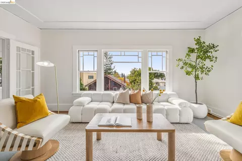 Living - 2632 Hillegass Ave #D, Berkeley, CA 94704 photo 3 of 5