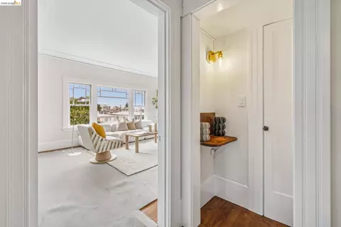Entry Way - 2632 Hillegass Ave #D, Berkeley, CA 94704 photo 2 of 4