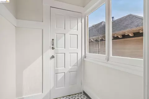 Entry Way - 2632 Hillegass Ave #D, Berkeley, CA 94704 photo 4 of 4