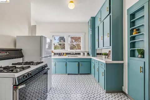 Kitchen - 2632 Hillegass Ave #D, Berkeley, CA 94704 photo 2 of 3