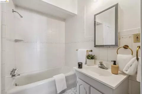 Bath - 2632 Hillegass Ave #D, Berkeley, CA 94704 photo 1 of 2