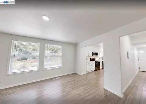 Living - 632 N Stockton Ave, Ripon, CA 95366 photo 2 of 3
