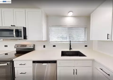 Kitchen - 632 N Stockton Ave, Ripon, CA 95366 photo 3 of 6