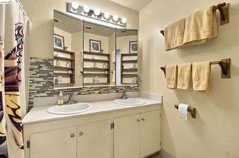 Bath - 3421 Hackamore Dr, Hayward, CA 94541 photo 3 of 4
