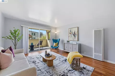 Living - 1510 E St #23, Hayward, CA 94541 photo 1 of 2