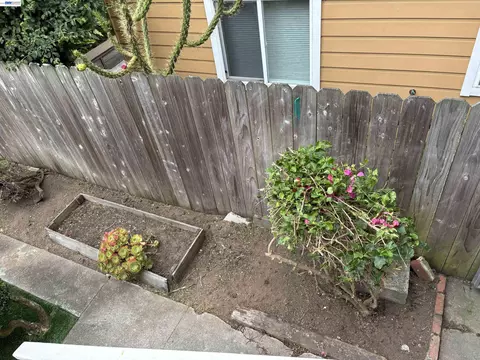 Exterior - 387 Staples Ave, San Francisco, CA 94112 photo 5 of 8
