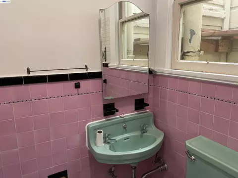 Bath - 387 Staples Ave, San Francisco, CA 94112 photo 3 of 3