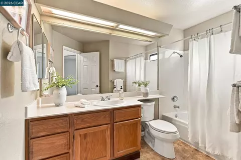 Bath - 236 Clearview Dr, Vallejo, CA 94591 photo 4 of 4